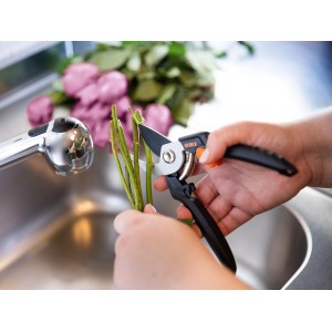 Forbici da giardino OBI tagliano steli di rosa nel lavandino. Cesoie bypass con rivestimento antiaderente.