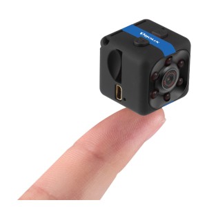 Piccola telecamera nera t.b.t. per interni auto, tenuta su un dito.