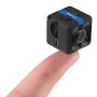 Piccola telecamera nera t.b.t. per interni auto, tenuta su un dito.