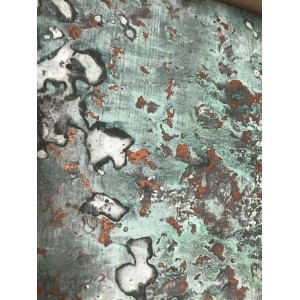 Superficie di vernice astratta con toni di verde, bianco e ruggine per progetti fai-da-te.