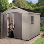 Casetta da giardino in plastica Keter 6,32 m² grigio-beige con doppia porta aperta e finestra.