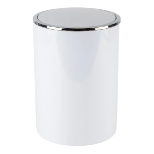 Cestino da bagno bianco con coperchio argentato.