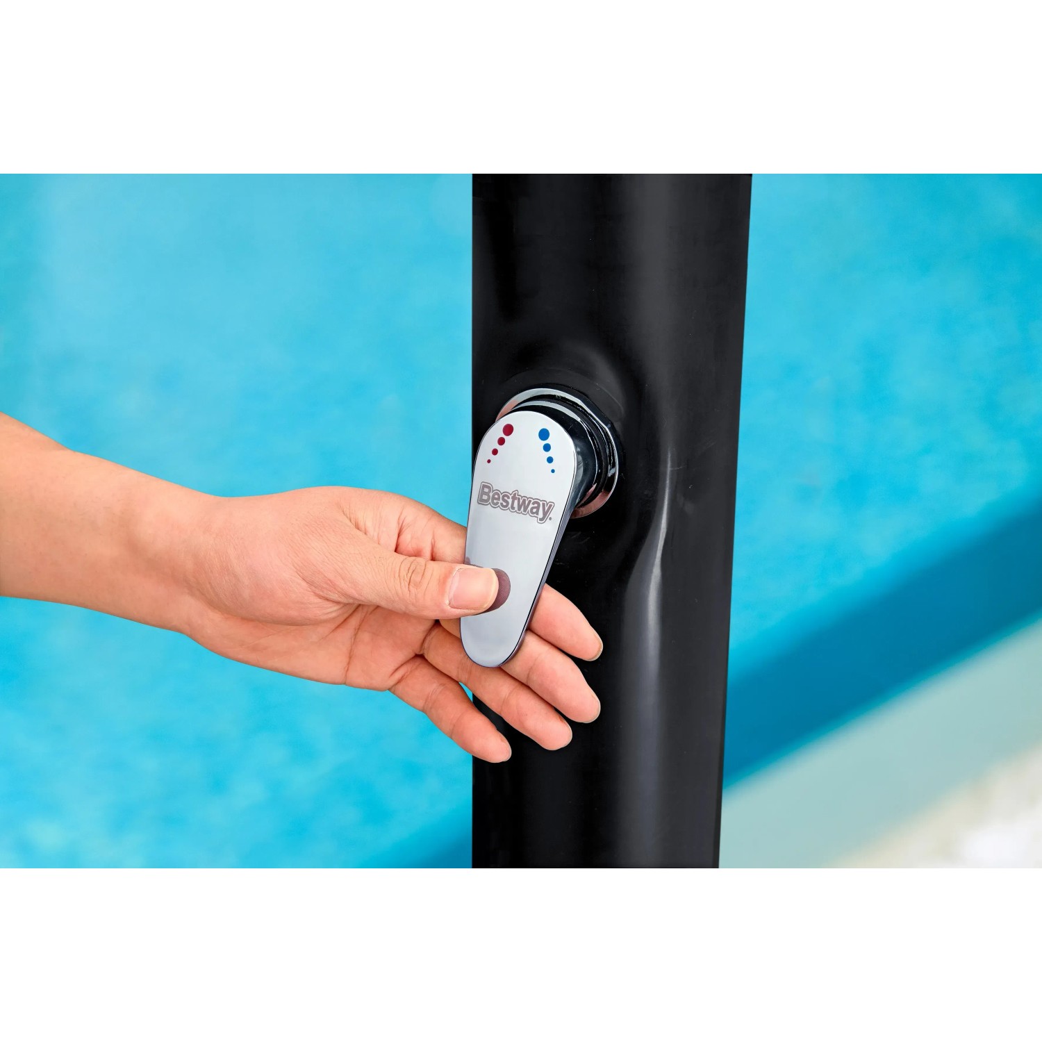 Primo piano: mano che aziona il controllo della temperatura della doccia da giardino Bestway Solarflow.