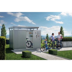 Casetta da giardino in metallo Biohort HighLine grigio quarzo con biciclette e famiglia in giardino.