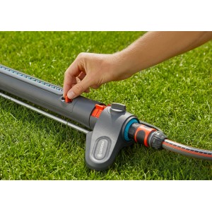 Irrigatore rettangolare Gardena AquaZoom S in uso su prato, dettaglio della regolazione.
