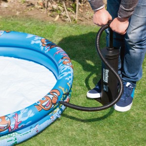 Pompa a doppia azione Bestway che gonfia una piscina in giardino.