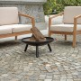 Braciere t.b.t. nero con ceppi di legno, circondato da mobili da giardino.