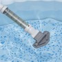 Aspiratore a batteria per piscina Bestway Lay-Z-Spa in acqua. L'aspiratore è bianco/grigio e ha un contenitore trasparente.
