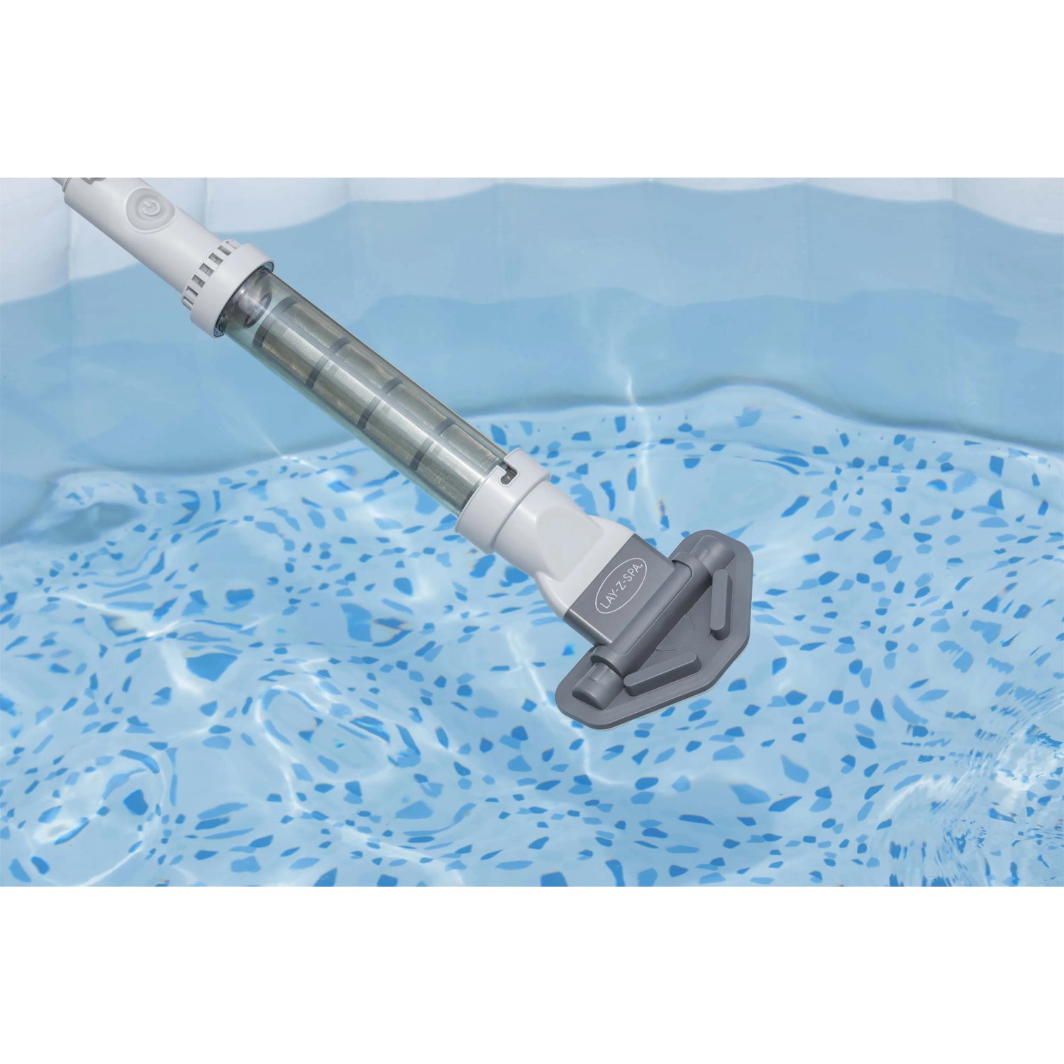 Aspiratore a batteria per piscina Bestway Lay-Z-Spa in acqua. L'aspiratore è bianco/grigio e ha un contenitore trasparente.