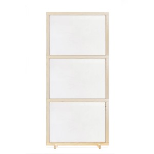 Barriera t.b.t. in legno e pannelli bianchi come divisorio.