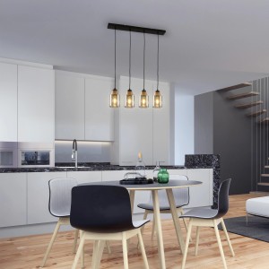 Moderna lampada a sospensione a 4 luci sopra il tavolo da pranzo in cucina. Vetro e legno Sospensioni.