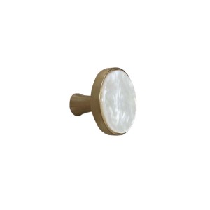 Pomello rotondo per mobili con bordo dorato e inserto bianco iridescente.