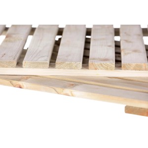 Dettaglio piastrelle in legno: struttura a listelli in legno chiaro.