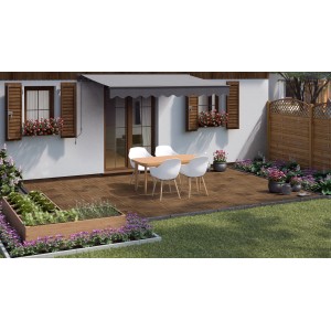 Piastrelle a click in acacia (6 pezzi) installate su terrazza con mobili da giardino e piante. Piastrelle in legno per esterni.