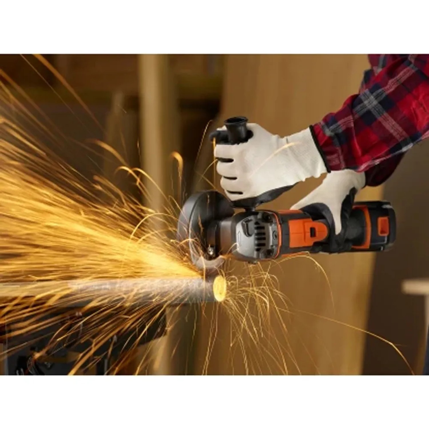 Smerigliatrice angolare a batteria Black+Decker BCG720M1 in uso, smerigliatura con scintille.