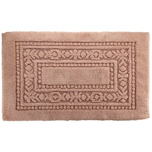 Tappeto da bagno t.b.t. beige con bordo decorativo.