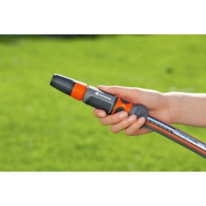 Pistola a spruzzo per tubo da giardino in mano, strumento per irrigazione.
