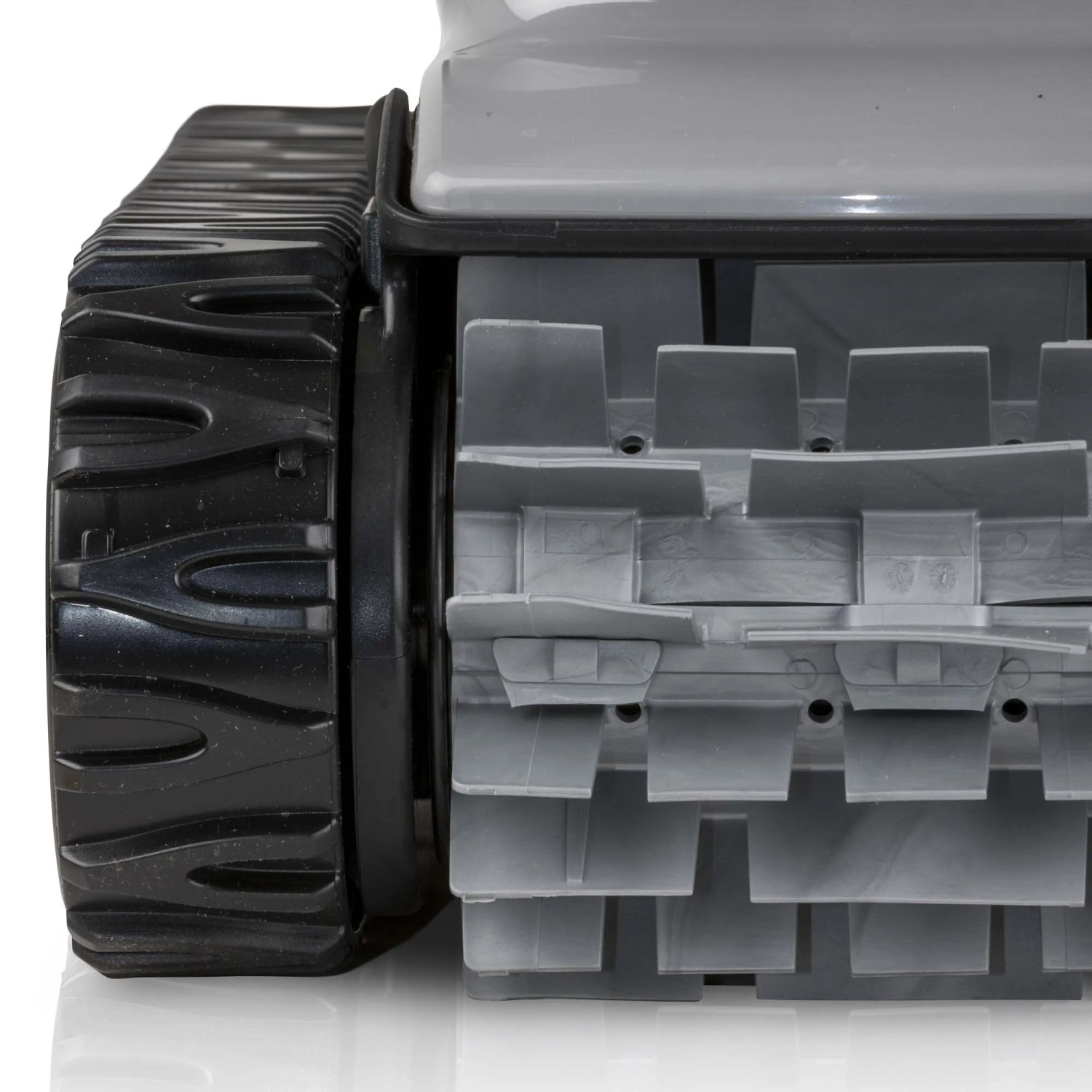 Dettaglio dei cingoli di un robot per piscina.