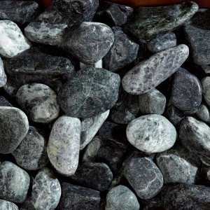 Ciottoli decorativi scuri (Ciottoli e granulati) per il giardino.