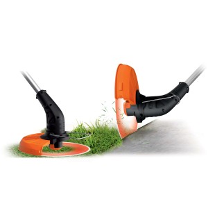 Tagliabordi a batteria in azione: Taglio erba con protezione arancione.