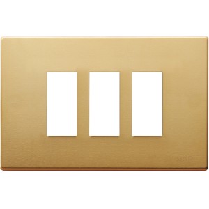 Placca t.b.t. dorata per interruttori e prese con tre fori.