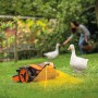 Robot rasaerba Worx Landroid Vision con faro LED in giardino con oche.