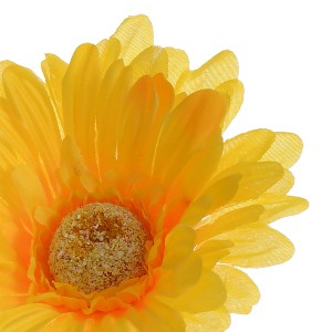 Fiore artificiale giallo gerbera, primo piano. Pianta finta decorativa per interni.