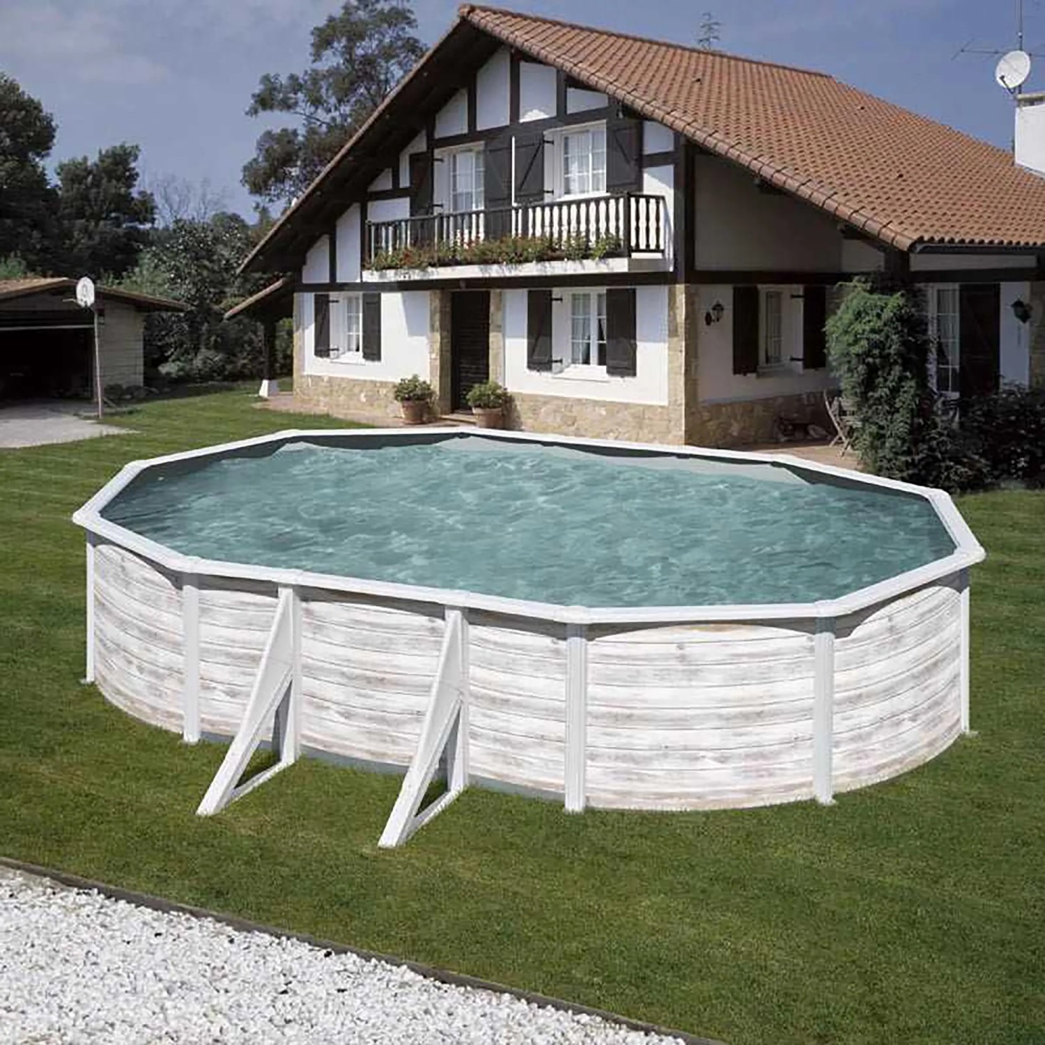 Piscina ovale Gre Finlandia con look nordico, 500x300x120 cm, bianco nordico. Piscina con pareti in acciaio in giardino.