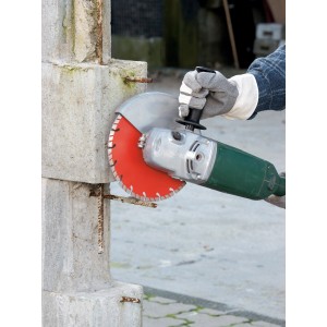 Disco diamantato LUX Turbo 230 mm in uso su una smerigliatrice angolare.