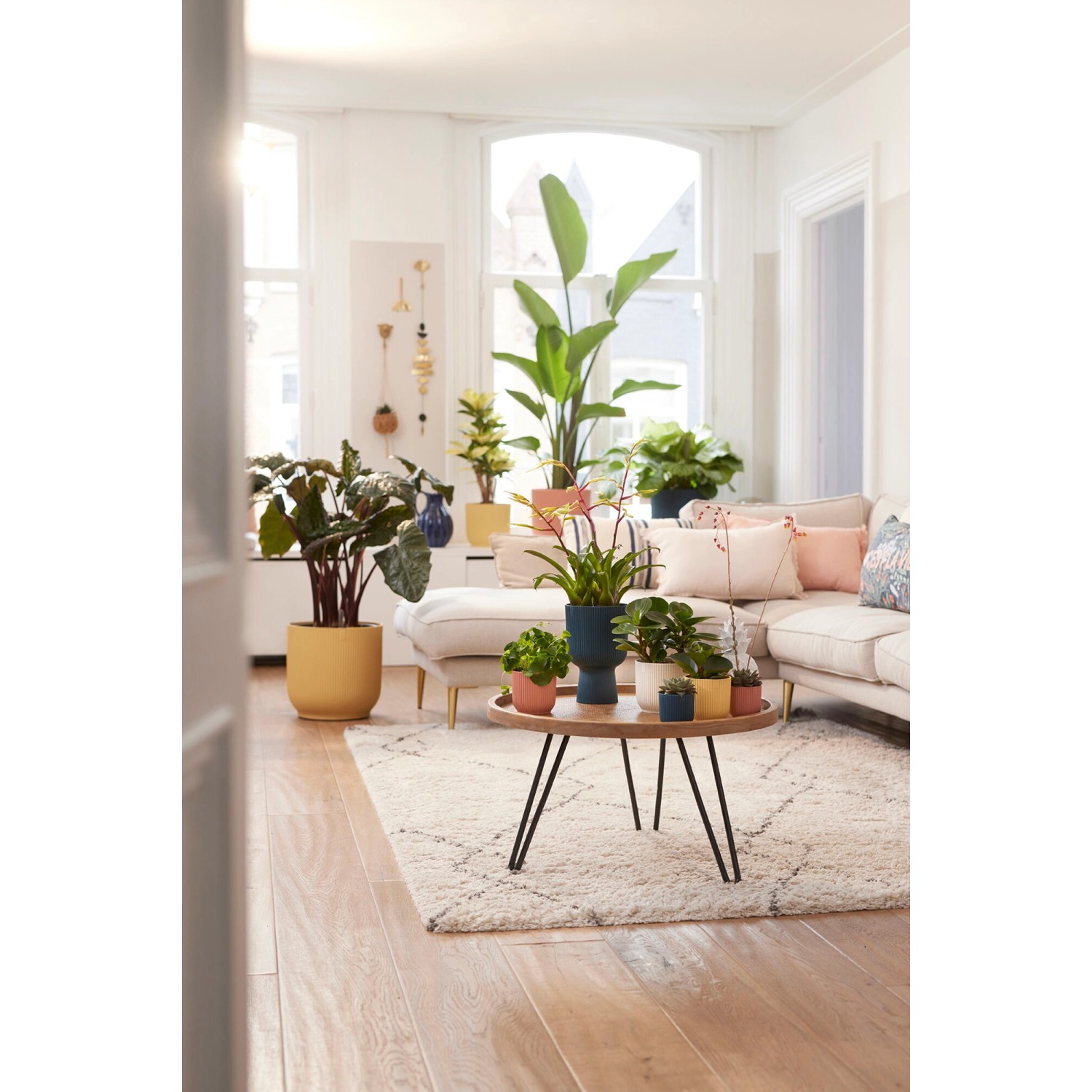 Vaso Elho Vibes Fold, Ø 25 cm, rosa tenue, in ambiente domestico con altri vasi e piante.