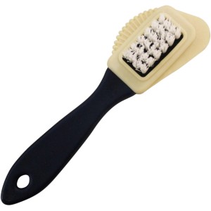 Spazzola per scarpe con manico scuro e testina chiara per scarpe da lavoro.