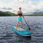 Uomo su tavola SUP Bestway Aqua Drifter con sedile e pagaia sull'acqua.