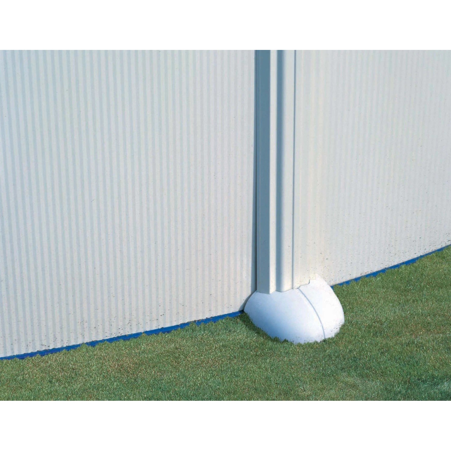 Dettaglio piscina Gre Haiti con pareti in acciaio, 610x375x132 cm, sistema Omega, parete in acciaio bianca e supporto.
