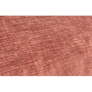 Primo piano di un cuscino t.b.t. color terracotta con una texture fine.