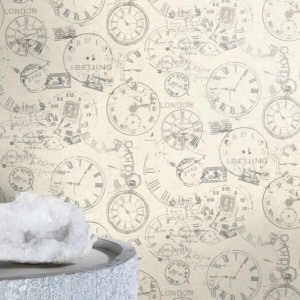 Carta da parati decorativa con motivi di orologi e timbri in beige e grigio.