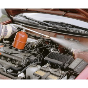 LUX Pistola a spruzzo WSP-800 in uso per la pulizia del motore. Pistola lavatrice per compressori.