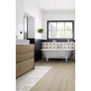 Bagno con pavimento vinilico autoadesivo Gerflor effetto legno. Ideale per ambienti umidi.
