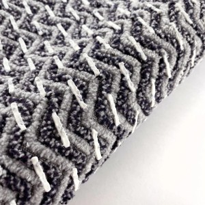 Tappeto da bagno t.b.t. grigio con motivo a zigzag e accenti bianchi.