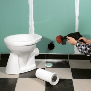 Applicazione di un disco in fibra LUX (125mm, grana 24) su un trapano durante la ristrutturazione del bagno.