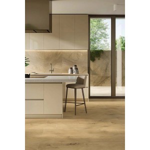 Cucina luminosa con pavimento in Piastrelle per pavimenti t.b.t. effetto legno.