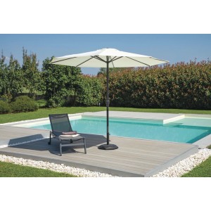 Ombrellone da mercato t.b.t., color crema, accanto a piscina e lettino.