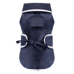 Cappotto per cani blu scuro con bordo bianco e fiocco, categoria abbigliamento per cani.