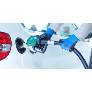 Persona che fa rifornimento con i guanti LUX Tank. Guanti da lavoro con rivestimento in nitrile.
