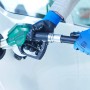 Persona che fa rifornimento con i guanti LUX Tank. Guanti da lavoro con rivestimento in nitrile.