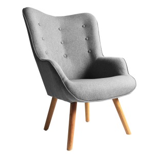 Poltrona lounge t.b.t. grigia con gambe in legno e dettagli a bottoni.