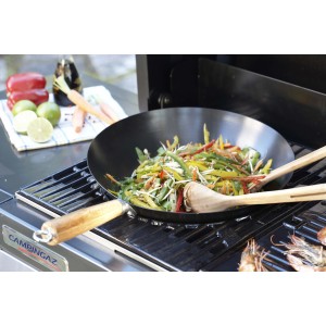 Wok con verdure su un grill. Accessori per barbecue.