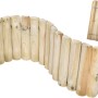 Bordura da giardino in legno curvato, ideale come bordo per aiuole o prati.