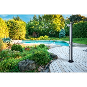 Doccia solare da esterno con doccetta (H 214 cm) accanto alla piscina su ponte di legno in giardino.