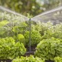 Tubo di prolunga Gardena da 20 cm per ugelli a spruzzo nel sistema Micro-Drip durante l'irrigazione del giardino.