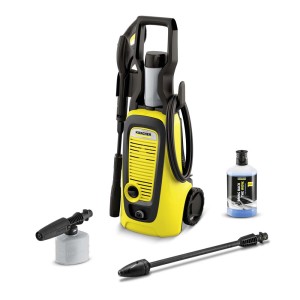 Idropulitrice Kärcher gialla con accessori come ugello e detergente.